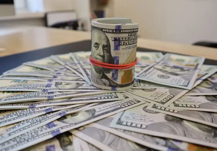 Доллару объявили тайный бойкот: как цены на бензин и распродажа нефти за юани подтачивают валюту со всех сторон доллар