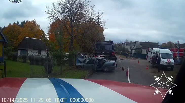 Очередное смертельное ДТП: под Слонимом столкнулись «Рено» и грузовик, водитель легковушки погиб дтп