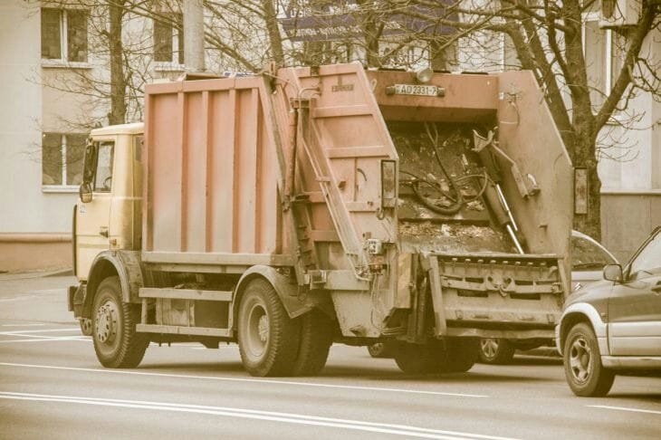 МАЗ передал первый белорусский электромусоровоз коммунальным службам: где он будет работать Мусоровоз