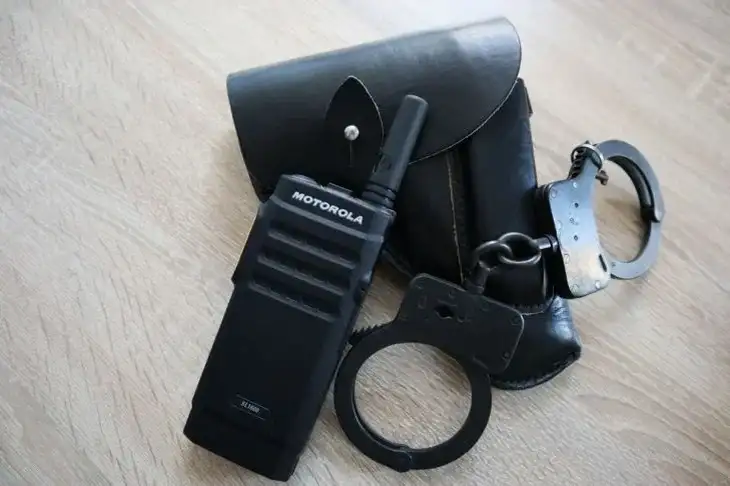 В Турции по делу о наркотиках задержали 19 знаменитостей: среди них блогеры, певцы, актеры Наручники