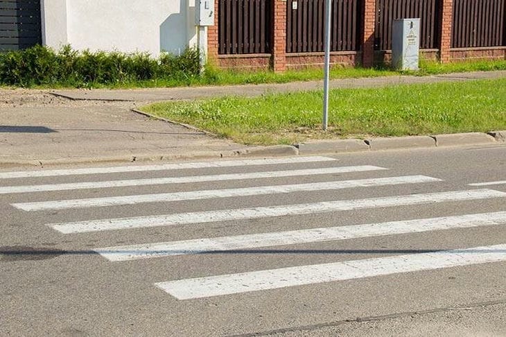 В Гродно легковой автомобиль сбил ребенка на самокате: прямо на пешеходном переходе Пешеходный переход