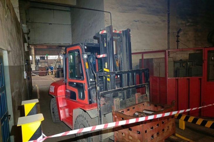 В Жодино на производстве электромонтер погиб в результате несчастного случая: против коллеги завели уголовное дело Погрузчик