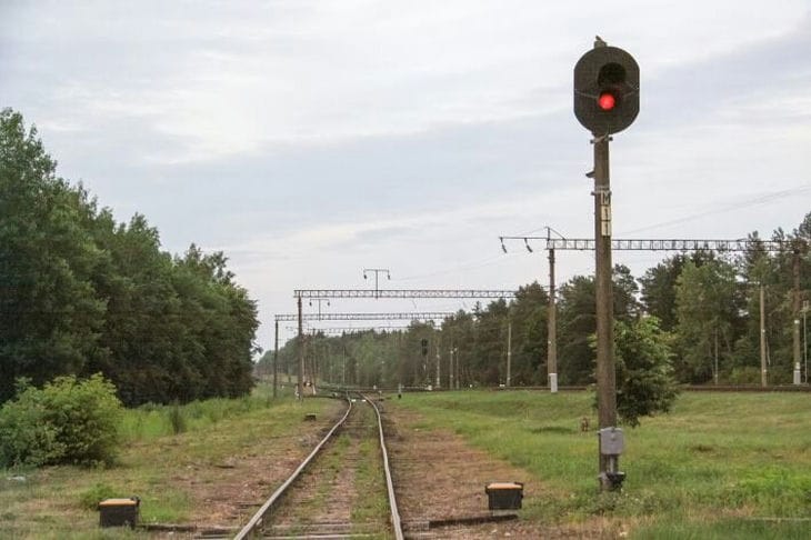 Житель Пинска оказался под колесами поезда: переходил пути в наушниках и «под градусом» Рельсы