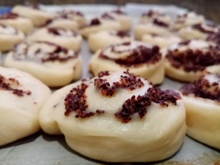 Когда добавлять изюм в кекс, чтобы он не опускался на дно: маленькая хитрость с мукой