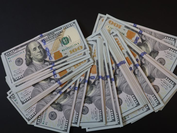 Кому год Лошади принесет миллионы, а кого оставит с долгами: прогноз для всех знаков зодиака доллары