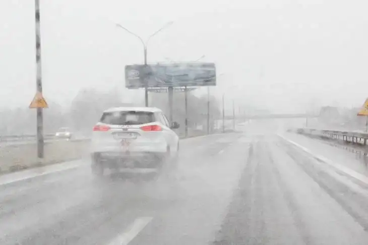 Белорусских водителей предупредили, как вести себя на дорогах во время заморозков: напоминание от ГАИ