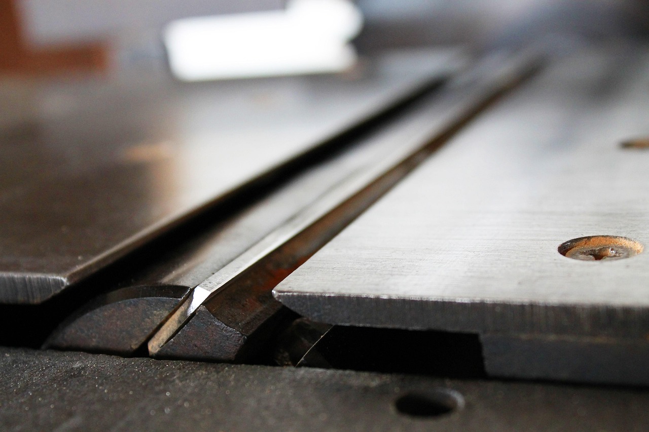 Сравнение гидроабразивной, лазерной и плазменной резки: где каждый метод эффективен резка металла