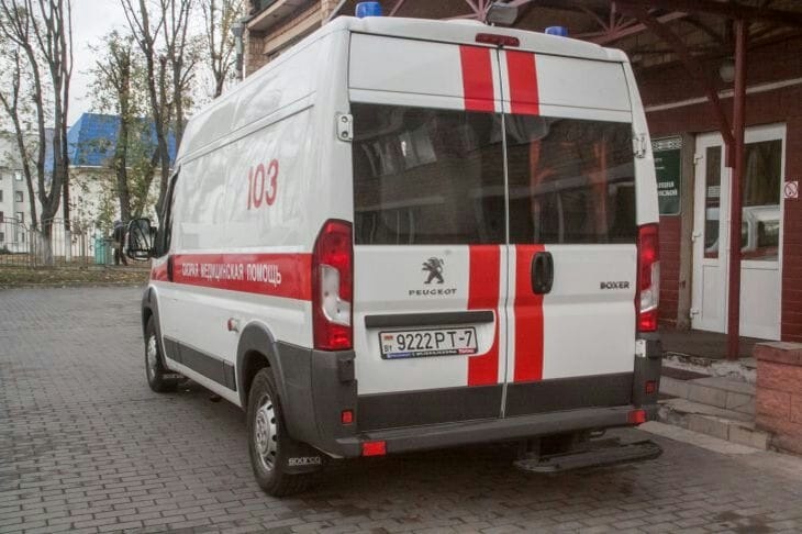 В одном из минских дворов ребенок угодил под колеса такси: мальчик в больнице Скорая помощь