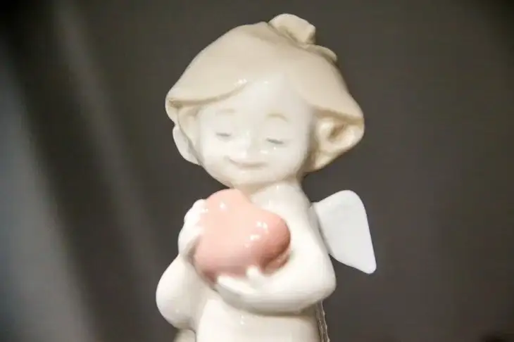 Утюги, лотерейные билеты и фарфоровые статуэтки: что собирают белорусские коллекционеры Статуэтка