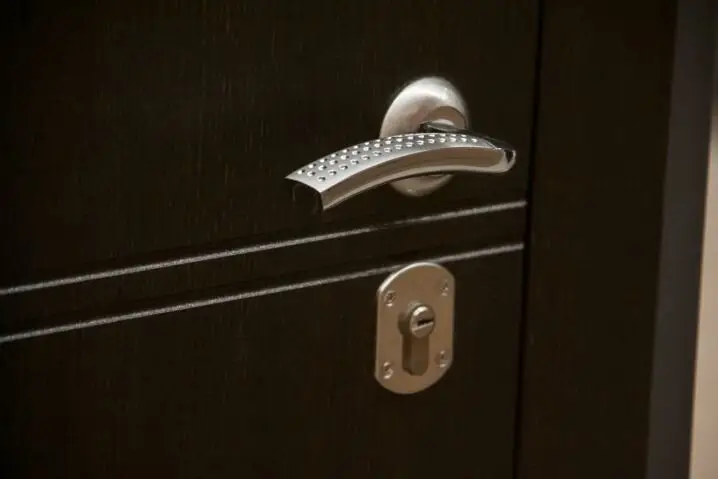 Пенсионерку попросили временно продать квартиру: женщина поверила и лишилась всего Дверь