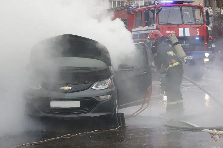 В Минске загорелся электрокар: работали спасатели автомобиль
