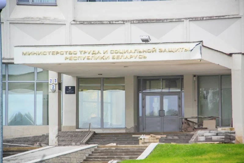 Сколько белорусов получают ежемесячные социальные выплаты: выделено более Br2 млрд Министерство