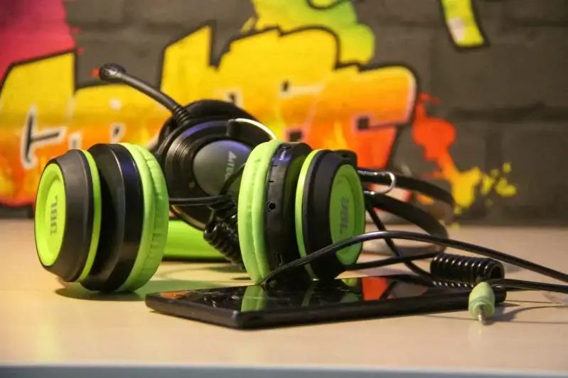 Минчанка забыла дорогие наушники в пиццерии, а нашла в милиции: имущество «убрала» уборщица Наушники