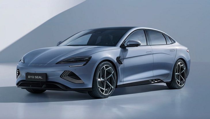 Разрываются шаблоны: сравнили продвинутые китайские авто BYD Seal и Chery Tiggo 8 автомобиль