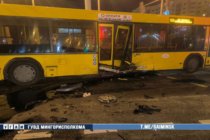 В Минске автобус №159 столкнулся с «Опелем»: что с пассажирами Автобус