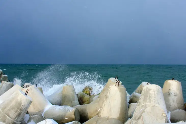 Шторм века обрушился на Сочи: пострадала набережная и ларьки Море