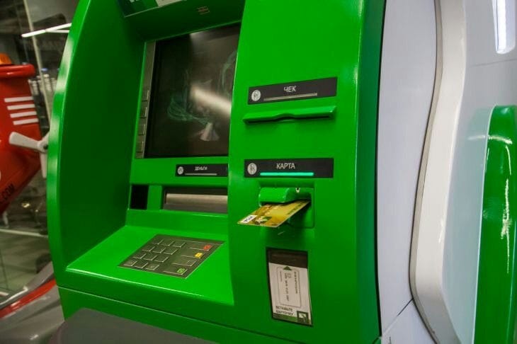 Иностранец приехал в Минск по объявлению о «выгодной работе» и стал обнальщиком: снимал и передавал преступникам похищенные деньги Банкомат