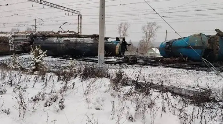 В России с рельсов сошли локомотивы с 23 цистернами, мазут разлился поезд