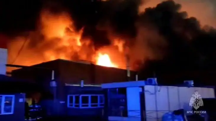 Мощный пожар бушует в Санкт-Петербурге: огонь охватил 1 500 кв.м. на популярном рынке пожар