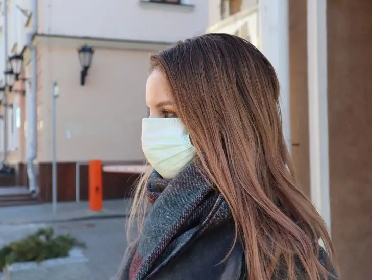 В Беларуси зафиксирован рост заболеваний ОРИ и гриппом: Минздрав выступил с заявлением девушка