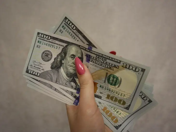 Почти на 2 копейки. В Беларуси 20 декабря доллар подешевел деньги