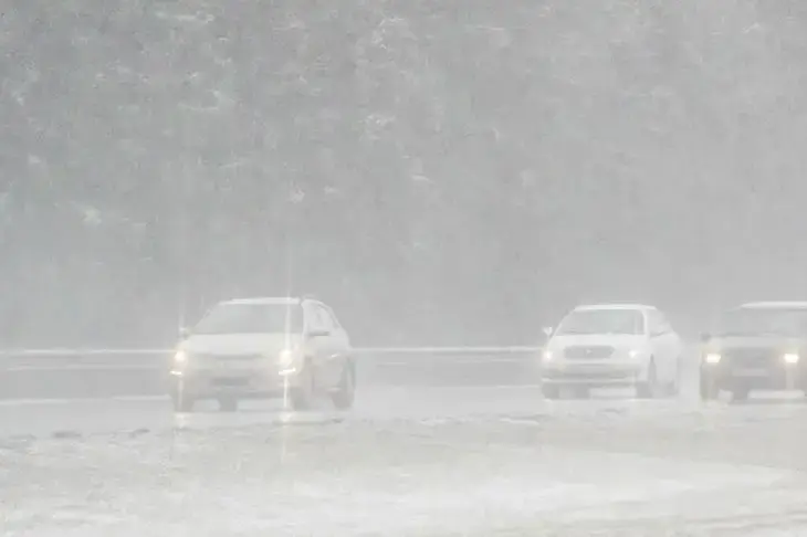 В МЧС обратились к белорусам с предупреждением об ухудшении погодных условий 19 декабря: к чему готовиться Дорога