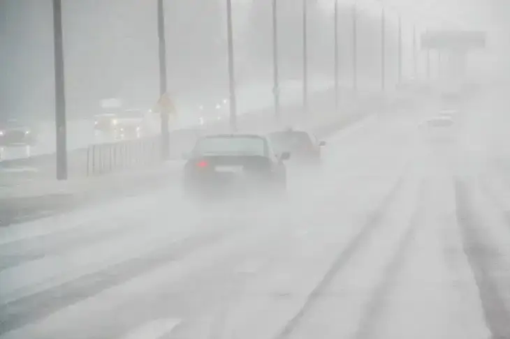 В МЧС Беларуси обратились к пешеходам и водителям в связи с погодой: высокий риск ДТП Дорога