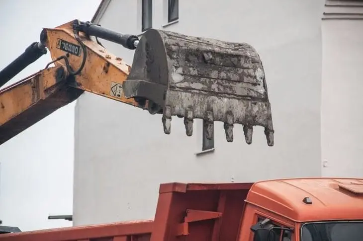 В Гомеле начали демонтаж верхних этажей многоэтажки после ЧП с газом: жильцам обещаны выплаты и новое жилье Экскаватор