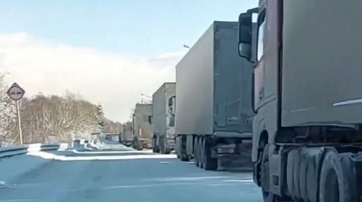 На трассе «Байкал» образовалась 85-километровая пробка: виновны мороз, снегопад и ветер фуры