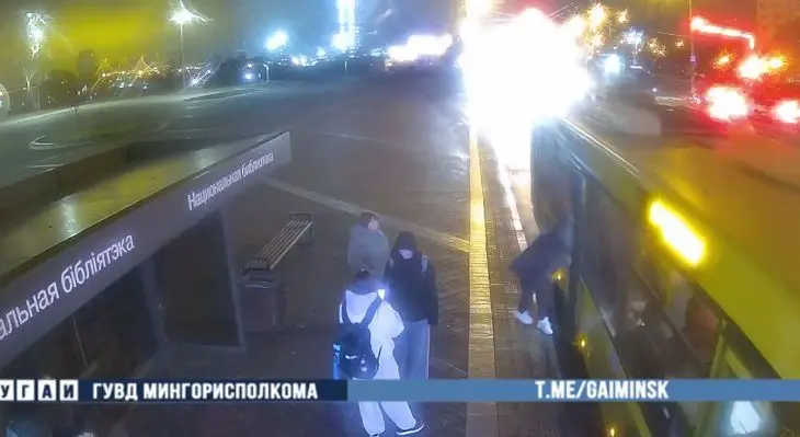 В Минске женщину автобус протащил несколько метров по асфальту люди