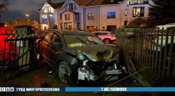 В Минске пьяный водитель каршерингового авто повредили 3 машины и ворота автомобиль