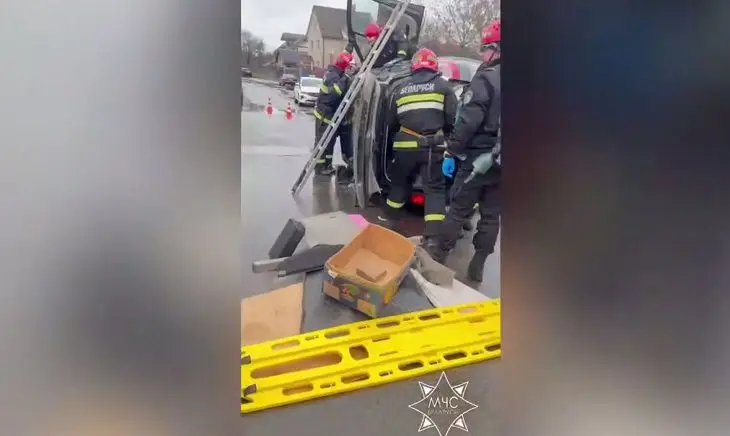 В Минске авто перевернулся с водителем и пассажиром: работали спасатели дтп