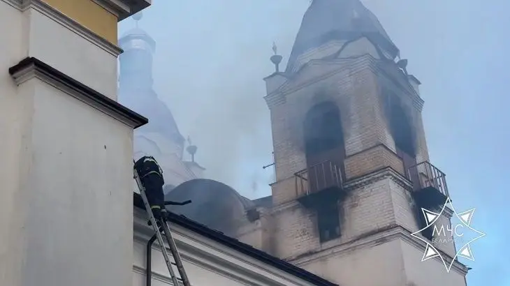 Работают 16 единиц техники и 47 человек. В Гродненском районе горит костел пожар