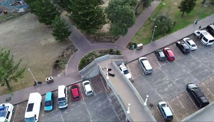 На пляже в Сиднее открыли огонь: убиты 10 человек, в том числе дети автомобиль