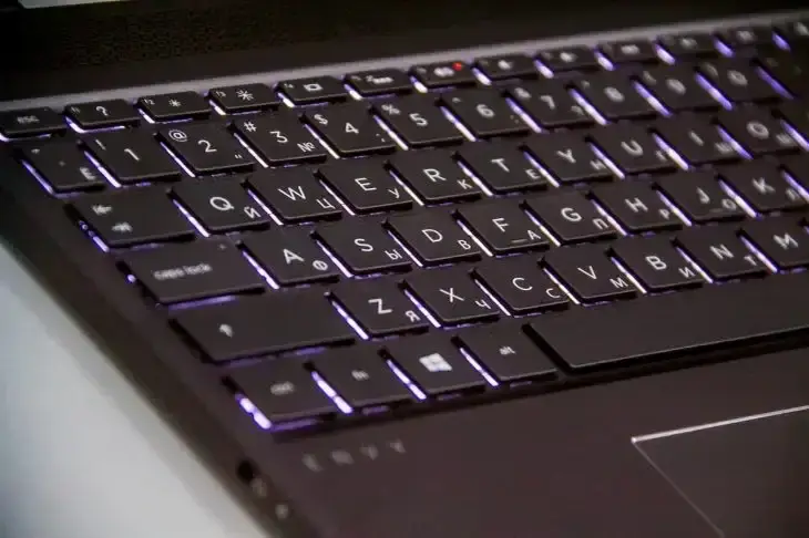 Почти никому не нужна: в Windows без спроса включили функцию, которая тормозит ПК и сажает батарею Клавиатура