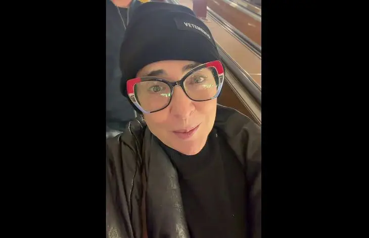 Лолита готовится к поездкам на общественном транспорте. Зато бесплатно Лолита