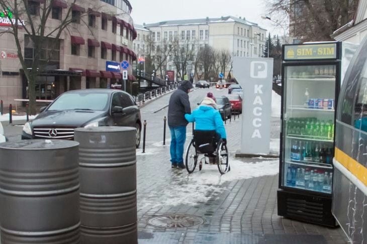 К концу года в Беларуси для инвалидов будет доступно 30,5 тысячи соцобъектов: в приоритете – здравоохранение, образование и транспорт Люди