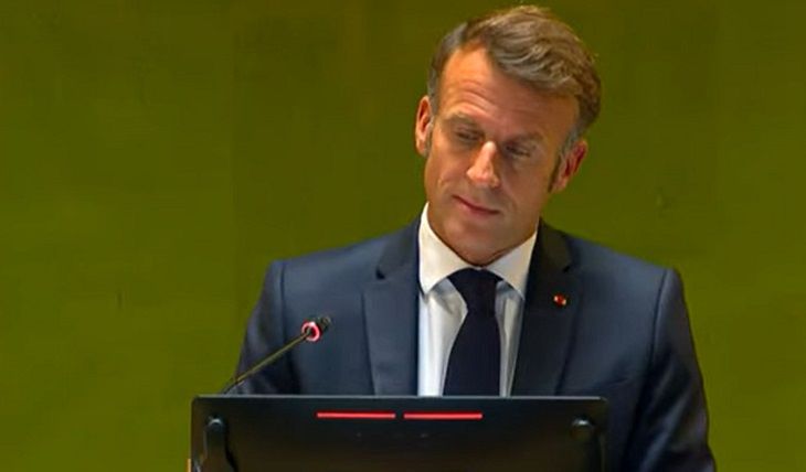 У Макрона случился конфуз: во время его речи военный ушел со сцены Макрон