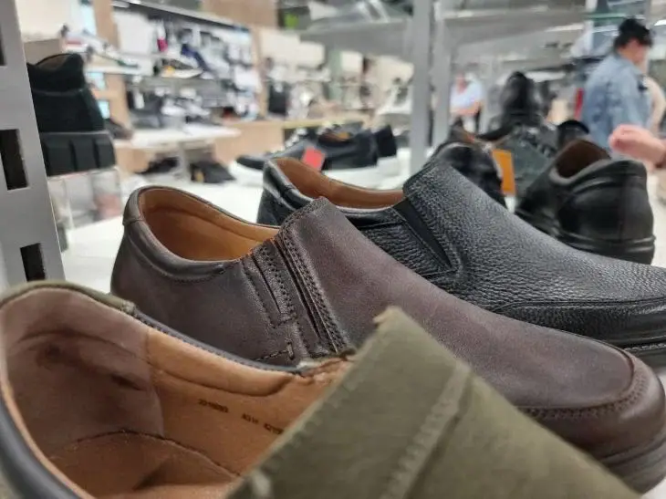 Впечатляет: «Белвест» разрезал ботинки, чтобы показать разницу между натуральной кожей и азиатской «псевдокожей» Обувь