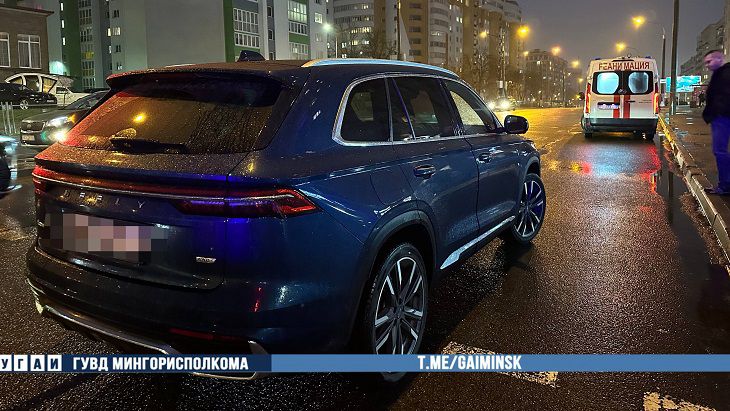 На пешеходном переходе в Минске автомобиль наехал на ребенка автомобиль