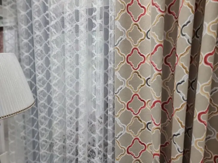 Зачем вешать шторы прямо под потолок: визуальный трюк, который добавит комнате 15 сантиметров высоты шторы