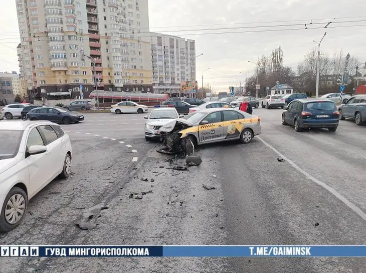 В Минске таксист устроил жесткое ДТП: один из авто отбросило на светофор дтп