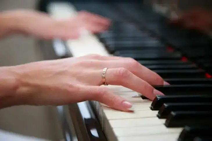 Адвокат рассказала, что Долина просила оставить ей пианино и стул после продажи квартиры Лурье Пианино