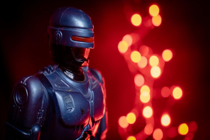 Памятник известному, но вымышленному борцу с преступностью установили в Детройте: больше 3 метров в высоту Робокоп