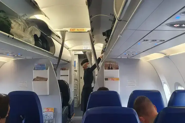 Как шестиклассница из Витебска спасла жизнь пассажирке на борту самолета: благородный поступок Самолет