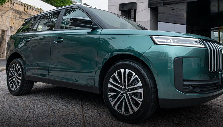 Jaecoo J5 и Aito Seres M9: компактный городской против технологичного премиального автомобиль