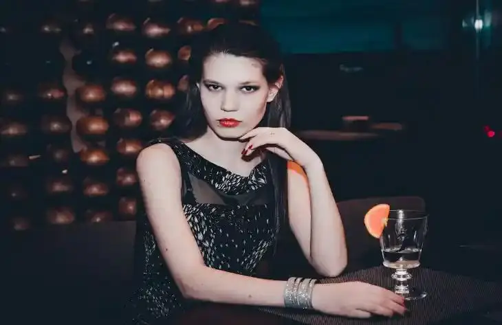 Когда родня пришла на праздник с требованиями: как один вечер испортил отношения навсегда женщина