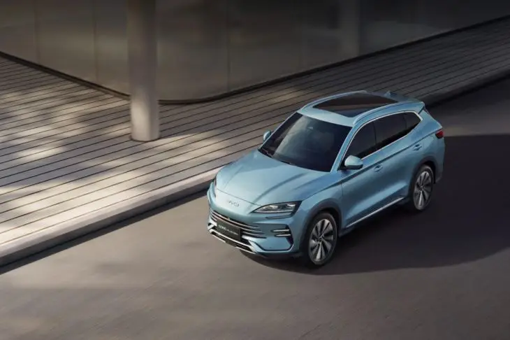 BYD Song Plus DM-i 2025 vs. Geely Atlas Pro 2024: сравнение гибрида и бензиновой версии Автомобиль