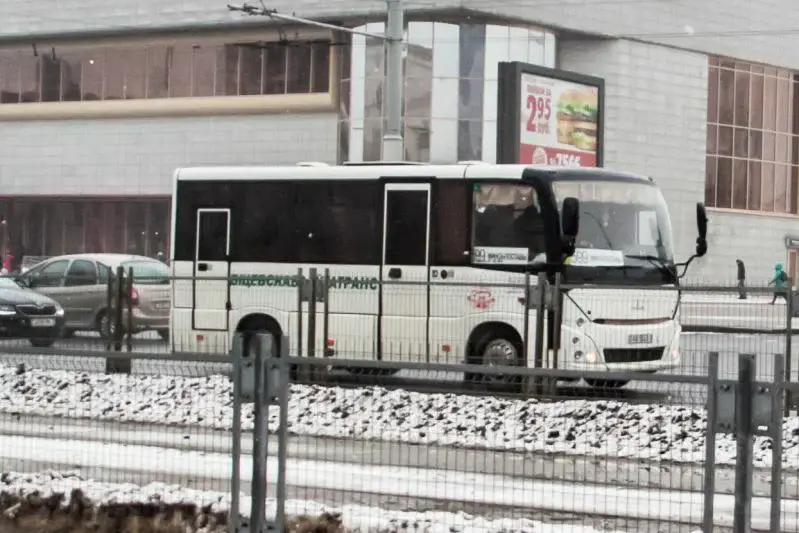 Можно ли взыскать убытки с перевозчика из-за опоздания маршрутки в сложных погодных условиях: отвечает адвокат Навоев Автобус