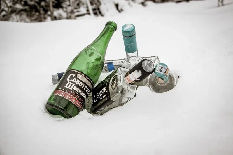 Нетрезвая минчанка вершила суд над камерой видеонаблюдения: разбила бутылкой от шампанского Бутылки